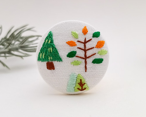 北欧柄の森刺繍ブローチor刺繍ヘアゴム ブローチ かなちゃん手刺繍工房