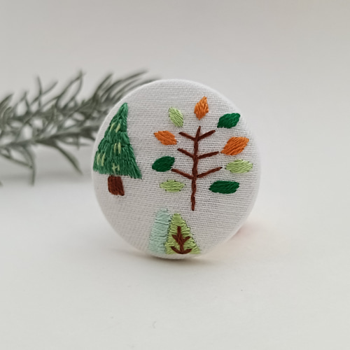 北欧柄の森刺繍ブローチor刺繍ヘアゴム ブローチ かなちゃん手刺繍工房