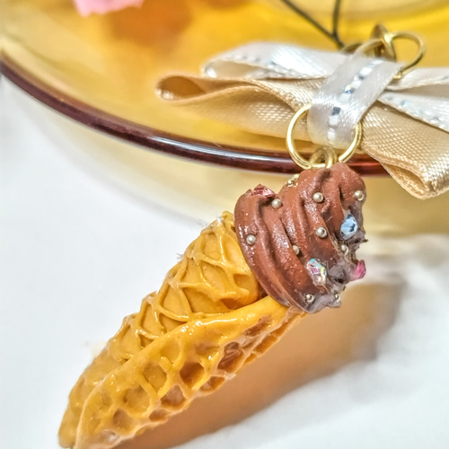 キラキラ輝くチョコソフトのストラップ フェイクスイーツ スイーツデコ