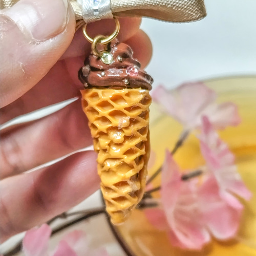 キラキラ輝くチョコソフトのストラップ フェイクスイーツ スイーツデコ