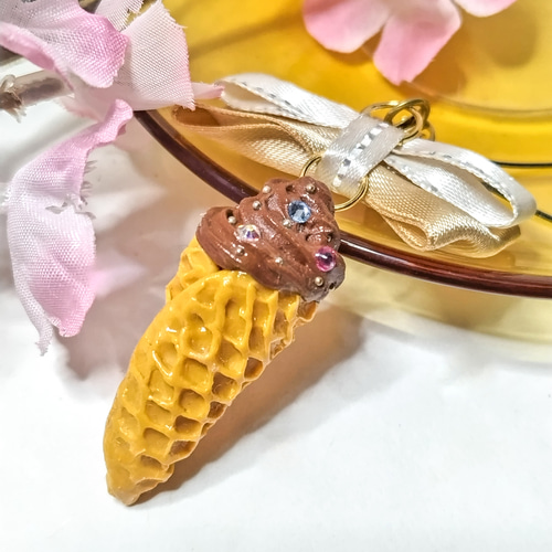 キラキラ輝くチョコソフトのストラップ フェイクスイーツ スイーツデコ