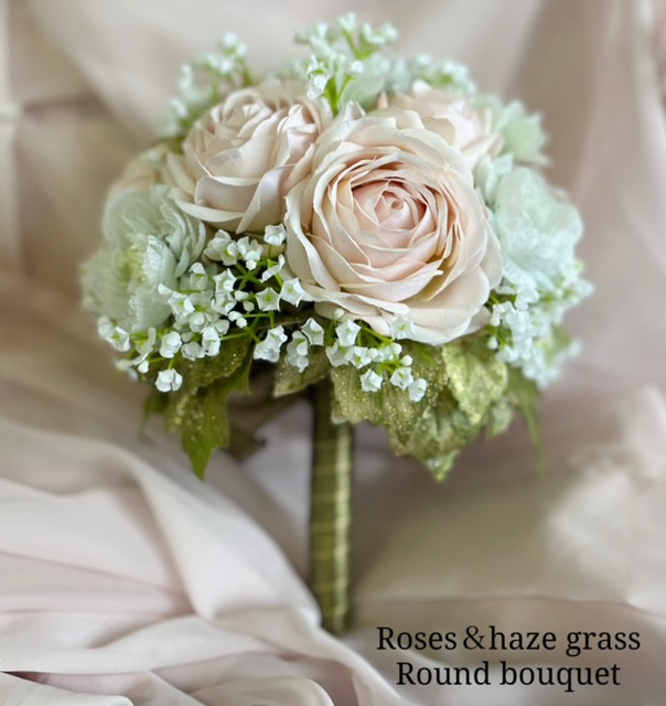 ローズとかすみ草のラウンドブーケアレンジメント　ウェディングブーケ
