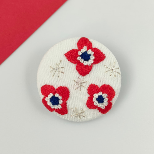 北欧柄の赤い花刺繍ブローチor刺繍ヘアゴム ブローチ かなちゃん 北欧柄の赤い花刺繍ブローチor刺繍ヘアゴム ブローチ かなちゃん