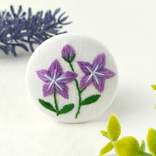 受注制作】紫桔梗の花刺繍ブローチ ブローチ かなちゃん手刺繍