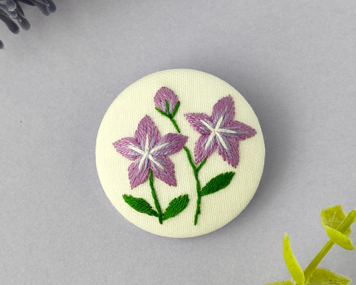 受注制作】紫桔梗の花刺繍ブローチ ブローチ かなちゃん手刺繍