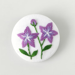 紫桔梗の刺繍ブローチ 1枚目の画像