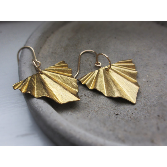 {14Kgf} トライアングルカットゴールドピアス＊Fan Brass Earrings＊ 2枚目の画像