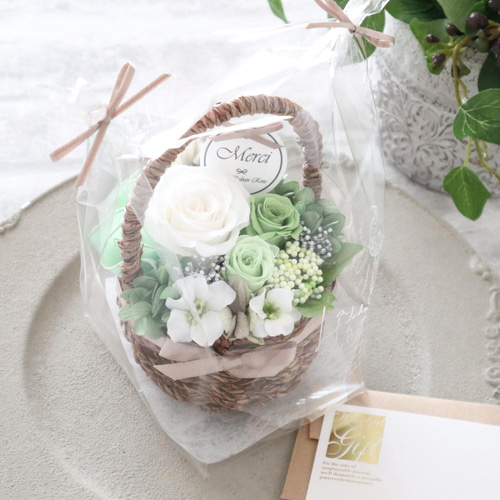 選べるメッセージ｜グリーン系の爽やかなプチフラワーバスケット｜誕生