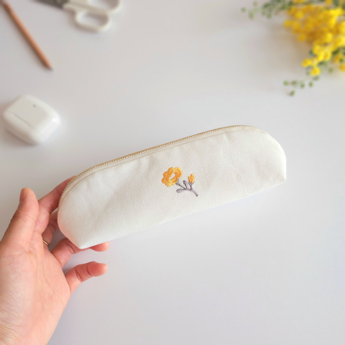 手刺繍入　貝ボタン付き メガネケース/ペンケース【猫画伯】 楽天市場】ししゅうポーチ 11ぴきのねこ サガラ刺繍ペンケース