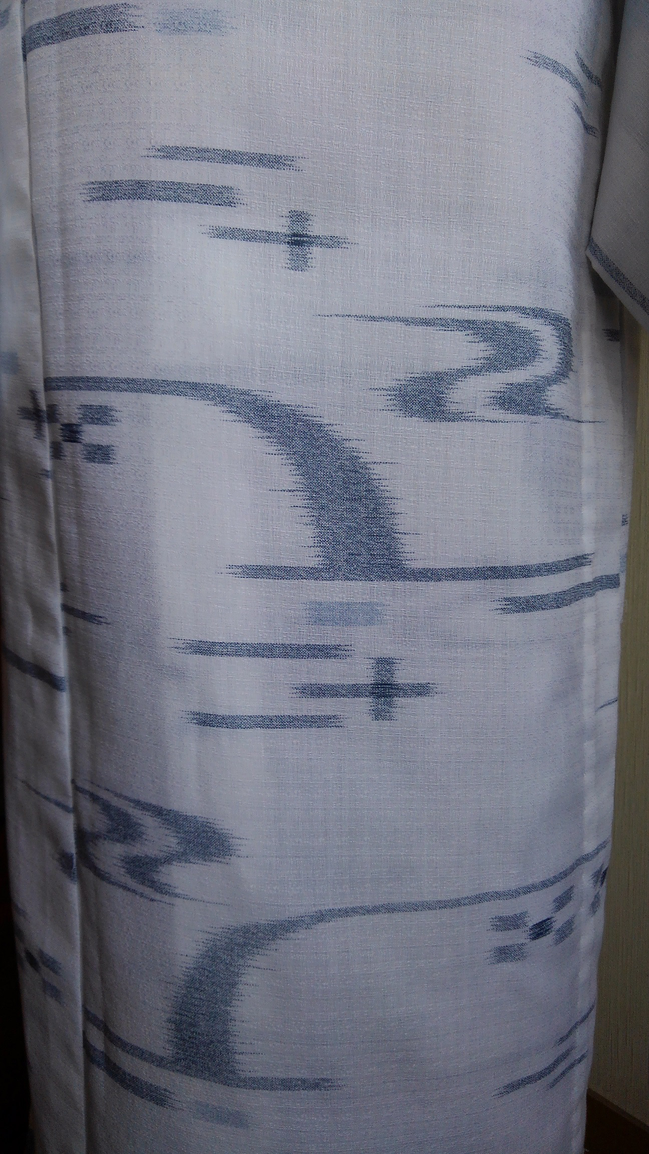 大き目サイズ★夏着物・単衣着★総手縫い★白＆濃グレー（濃紺？）系絣★バチ衿仕立て★浴衣にも