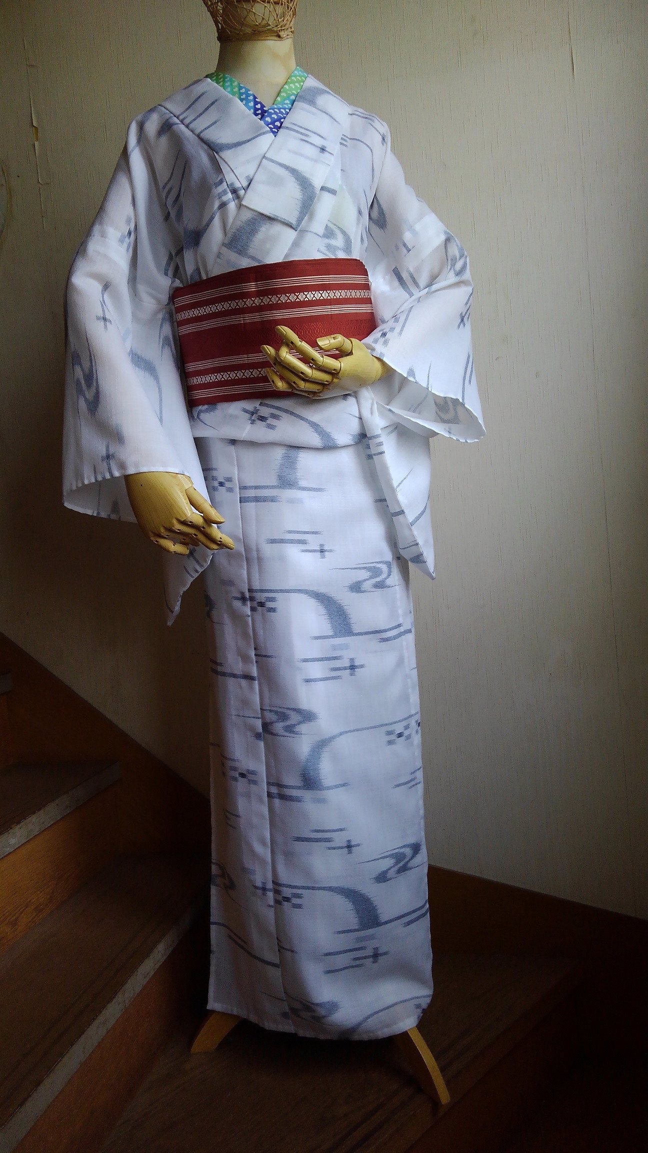 大き目サイズ★夏着物・単衣着★総手縫い★白＆濃グレー（濃紺？）系絣★バチ衿仕立て★浴衣にも