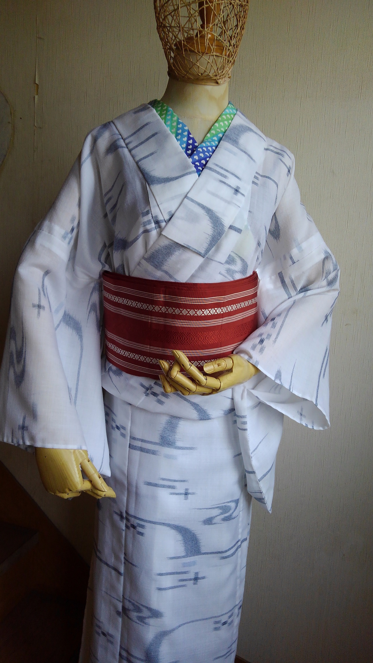 大き目サイズ★夏着物・単衣着★総手縫い★白＆濃グレー（濃紺？）系絣★バチ衿仕立て★浴衣にも