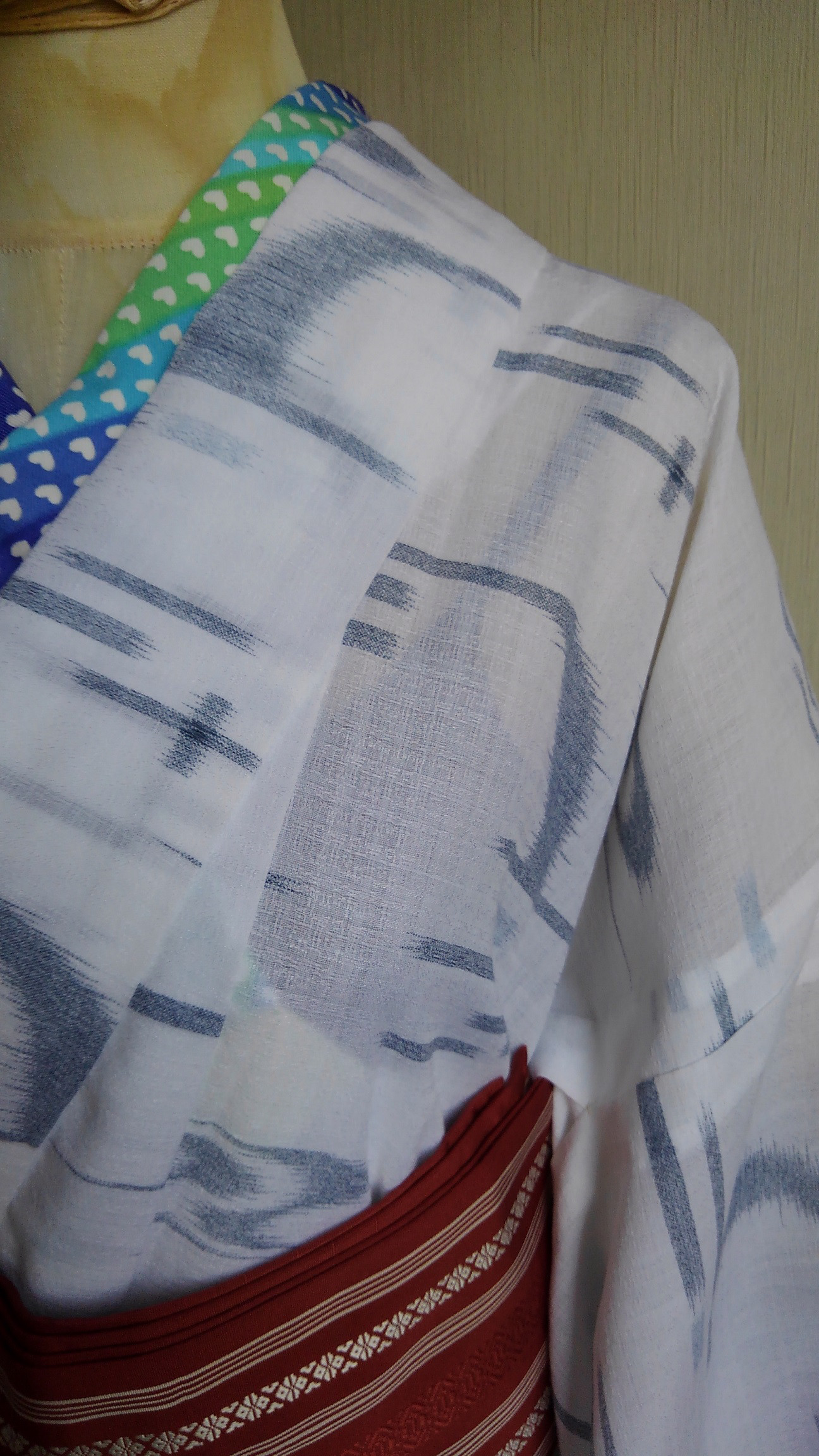 大き目サイズ★夏着物・単衣着★総手縫い★白＆濃グレー（濃紺？）系絣★バチ衿仕立て★浴衣にも