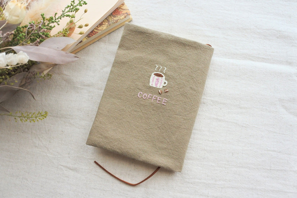 コーヒーと豆　刺繍　文庫本　ブックカバー　カフェオレ色 5枚目の画像