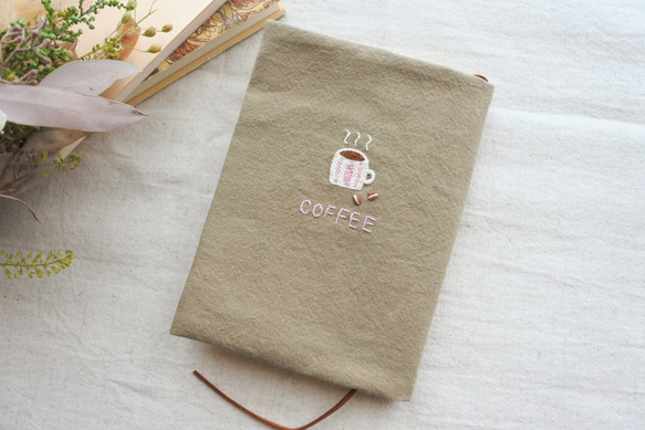 コーヒーと豆　刺繍　文庫本　ブックカバー　カフェオレ色 1枚目の画像