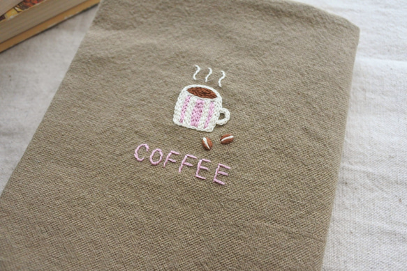 コーヒーと豆　刺繍　文庫本　ブックカバー　カフェオレ色 3枚目の画像