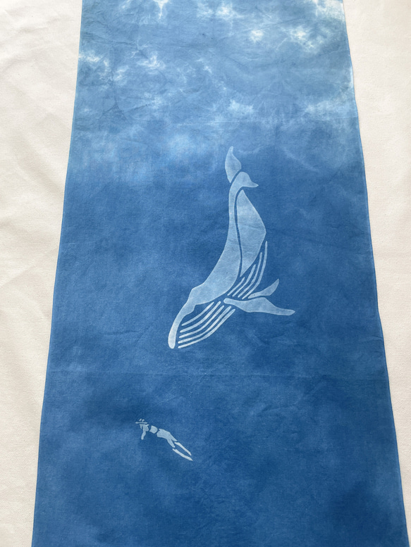 送料無料　"クジラと泳いだ日"6 絞り染め　藍染手ぬぐい　鯨　海　空 3枚目の画像