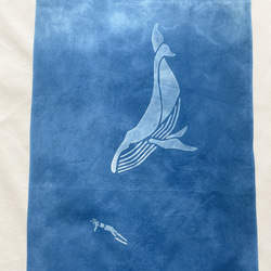 送料無料　"クジラと泳いだ日"6 絞り染め　藍染手ぬぐい　鯨　海　空 2枚目の画像
