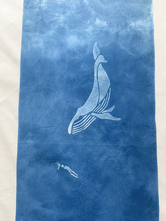 送料無料　"クジラと泳いだ日"6 絞り染め　藍染手ぬぐい　鯨　海　空 2枚目の画像