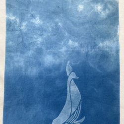 送料無料　"クジラと泳いだ日"6 絞り染め　藍染手ぬぐい　鯨　海　空 4枚目の画像