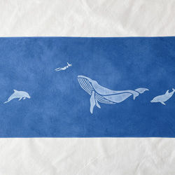 送料無料　"クジラと泳いだ日"5  藍染手ぬぐい　鯨　海　イルカ 1枚目の画像
