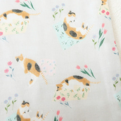 三毛猫と花のふわふわガーゼハンカチ〈オリジナルデザイン〉 2枚目の画像