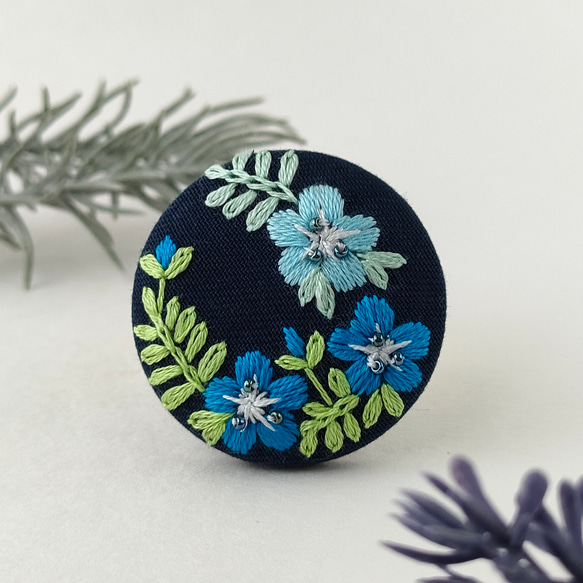 ネモフィラ刺繍ブローチ（紺） ブローチ かなちゃん手刺繍工房