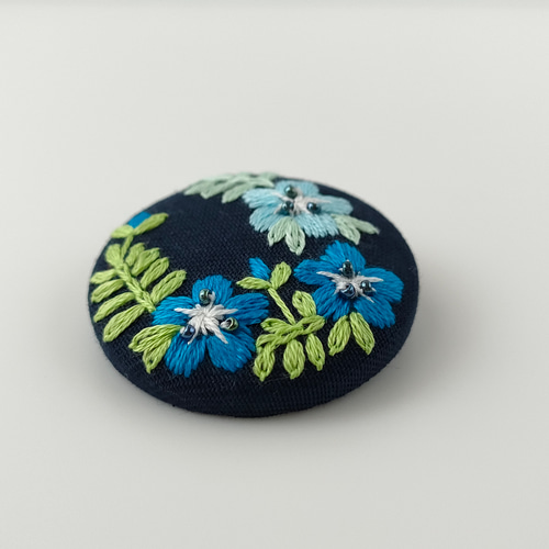 専用商品　　刺繍ブローチ ネモフィラ刺繍ブローチ（紺） ブローチ かなちゃん手刺繍工房