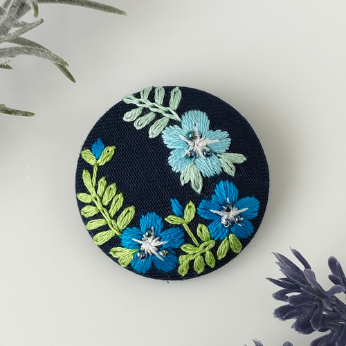 【専用】ハンドメイド　刺繍ブローチ ネモフィラ刺繍ブローチ（紺） ブローチ かなちゃん手刺繍工房