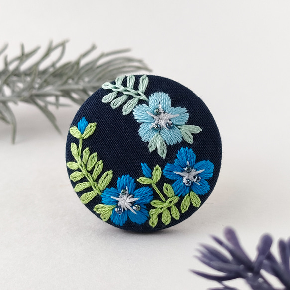 ネモフィラ刺繍ブローチ（紺）or刺繍ヘアゴム ブローチ かなちゃん手