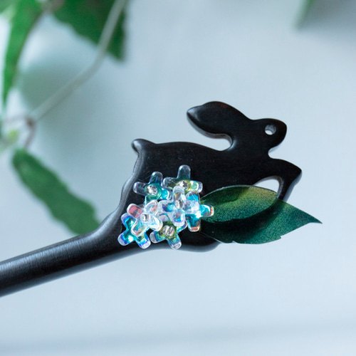 兎と金木犀のかんざし 黒檀 木製 簪 ウサギ ヘアアクセサリー 銀木犀