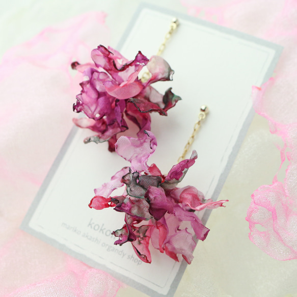 線香花火　ピンクと紫｜オーガンジーのタッセル風チェーン花イヤリング 9枚目の画像