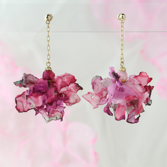 線香花火　ピンクと紫｜オーガンジーのタッセル風チェーン花イヤリング 1枚目の画像