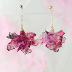 線香花火　ピンクと紫｜オーガンジーのタッセル風チェーン花イヤリング 2枚目の画像