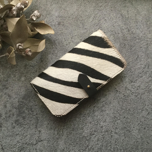 新品未使用　 KC,s ケイシイズ 牛毛皮 ハラコ スマホケース iPhoneケース 牛毛皮ハラコ スポット柄 /ホワイト×ゴールド