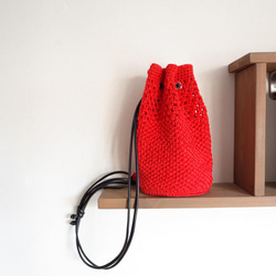 手編みコットンリネン スリムな巾着型のショルダーバッグ 6枚目の画像