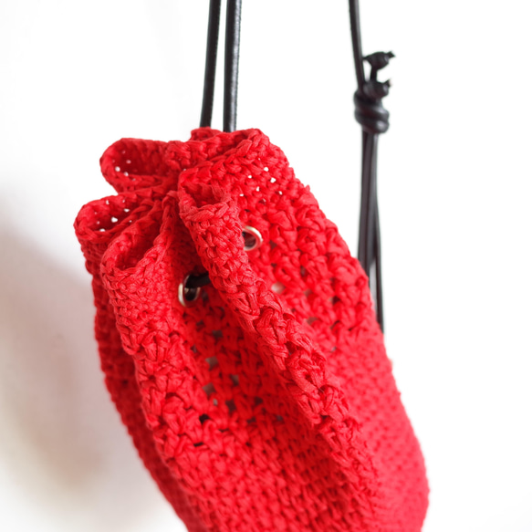手編みコットンリネン スリムな巾着型のショルダーバッグ 7枚目の画像