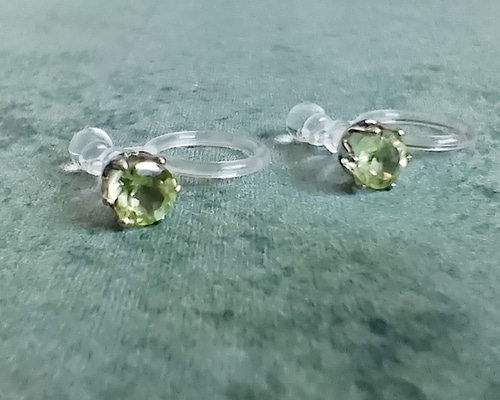小さな宝石 ペリドットの樹脂ノンホールピアス（樹脂イヤリング
