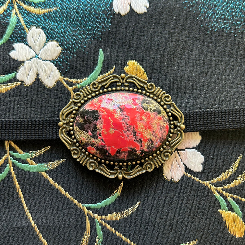 再販 ビンテージ素材の昭和レトロな帯留め「歌舞伎Ⅱ」 帯留め あか