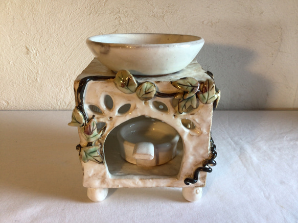 白化粧の茶香炉　（陶器、木の葉様） 1枚目の画像