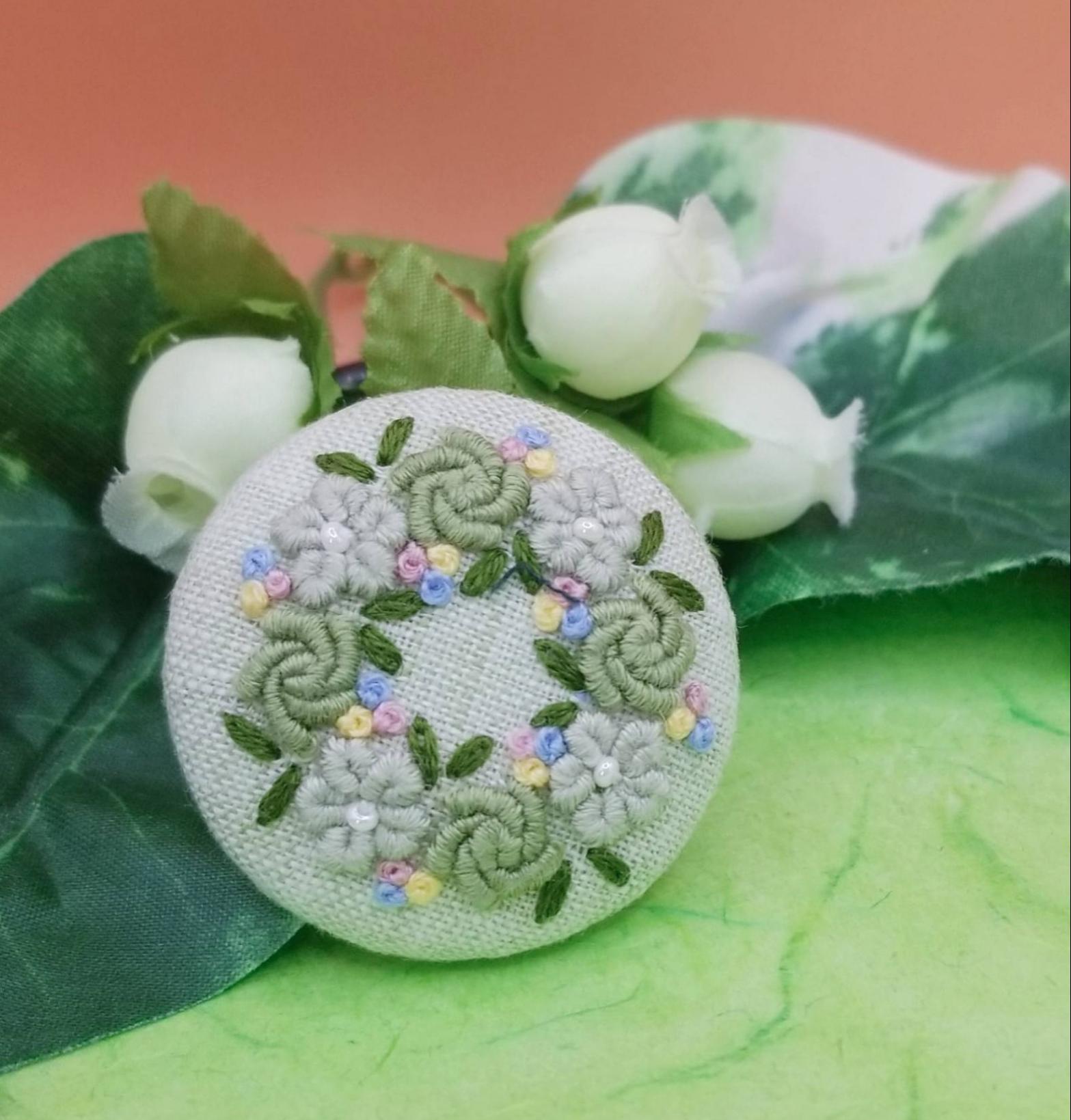 【感謝♡sale】リボン刺繍ブローチ　ハンドメイド　くるみボタン　2個 【感謝♡sale】リボン刺繍ブローチ　ハンドメイド　くるみボタン　2個