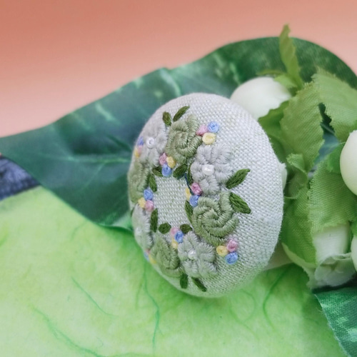 手刺繍ブローチ・ヘアゴム 《花リース》×ライトグリーン くるみ