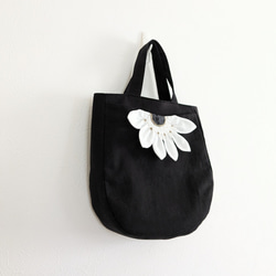 黒いリネンに花咲く、モノトーンまるバッグ 10枚目の画像