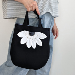黒いリネンに花咲く、モノトーンまるバッグ 9枚目の画像