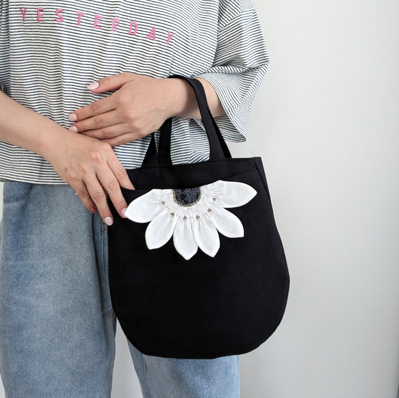 黒いリネンに花咲く、モノトーンまるバッグ 1枚目の画像