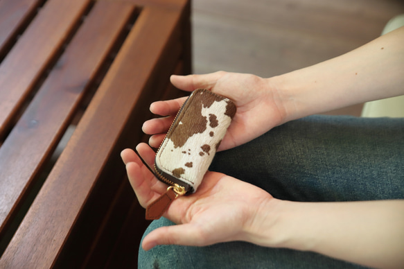 日本製　手触りのいいハラコ素材で作った　4連キーケース　牛毛皮　スマートキー　ホルスタイン　apo-16nch 7枚目の画像