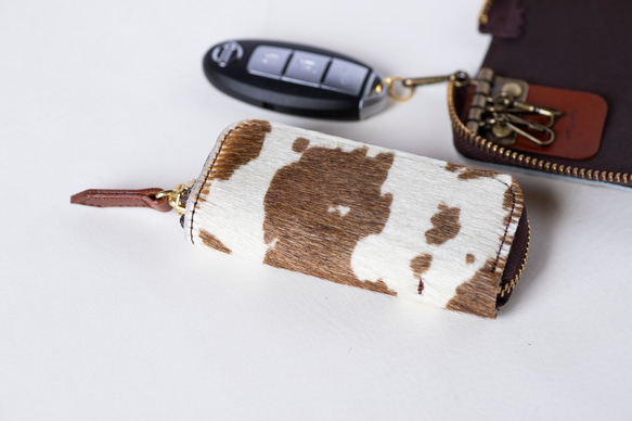 日本製　手触りのいいハラコ素材で作った　4連キーケース　牛毛皮　スマートキー　ホルスタイン　apo-16nch 4枚目の画像