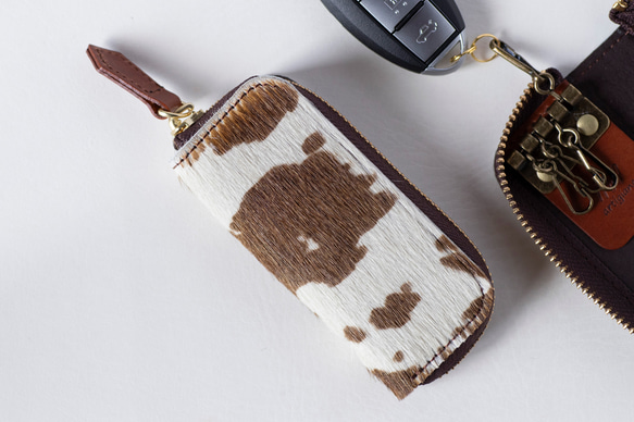 日本製　手触りのいいハラコ素材で作った　4連キーケース　牛毛皮　スマートキー　ホルスタイン　apo-16nch 1枚目の画像