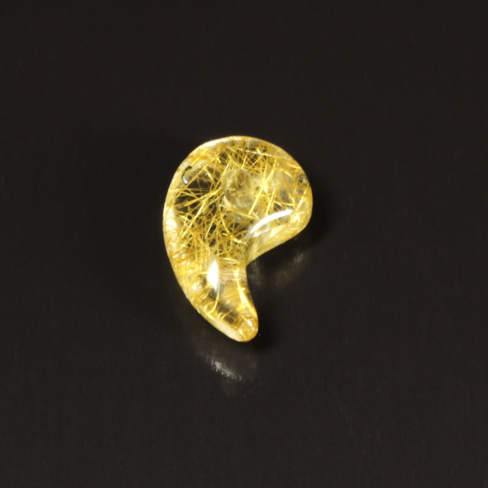 【おすすめ】一点物 透明度抜群 ゴールドルチル 勾玉 Ｍｒ５５ 金針水晶 お守り効果 力が宿る天然石 お中元 ギフト