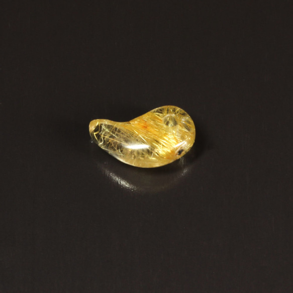 【ルチルの集合体が美しい】一点物 ゴールドルチル 勾玉 Ｍｒ５９ 金針水晶 力が宿る お守り効果 天然石 お中元 ギフト 6枚目の画像